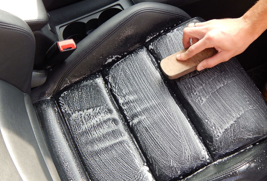 Nettoyer les sièges en cuir de votre voiture? Voici comment faire